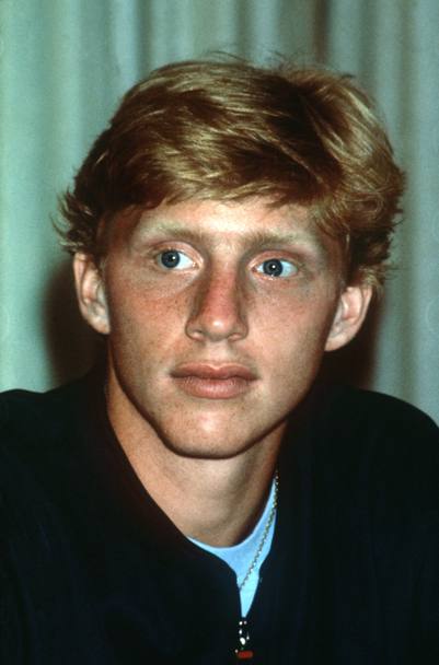 Boris Becker nasce nella citt tedesca di Leimen (Baden-Wrttemberg) il 22 novembre 1967. Professionista dal 1984, sorprende tutti con la vittoria al torneo di Wimbledon nel 1985 stabilendo il record del giocatore pi giovane che abbia vinto, a soli diciassette anni, la prestigiosissima competizione sportiva (senza essere testa di serie). (Ap)